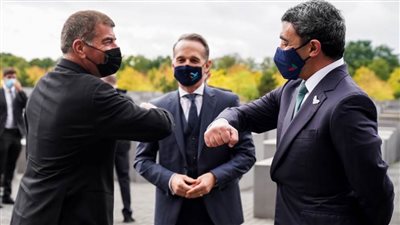 عبدالله بن زايد يزور النصب التذكاري لضحايا الهولوكوست في برلين بحضور وزير خارجية إسرائيل