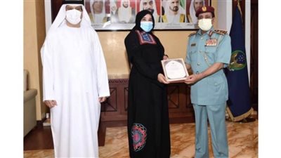 شرطة رأس الخيمة تكرم مواطنة لجهودها المجتمعية المميزة