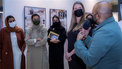 نورة الكعبي تزور فعاليات أسبوع دبي للتصميم