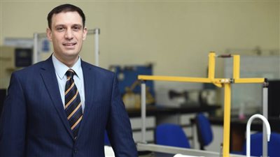 فريق بحثي من 