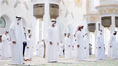 محمد بن زايد يؤدي صلاة عيد الفطر في جامع الشيخ زايد الكبير بأبوظبي