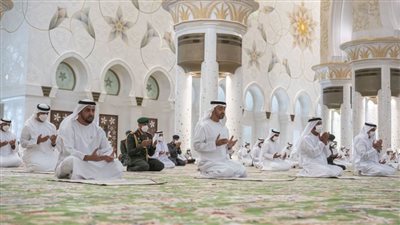 محمد بن زايد يؤدي صلاة عيد الأضحى المبارك في جامع الشيخ زايد في أبوظبي
