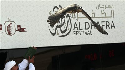 فارس المزروعي يتفقد موقع مزاينة مدينة زايد وميدان الصقور بمهرجان الظفرة