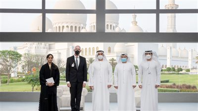 سيف بن زايد يشهد محاضرة بعنوان 