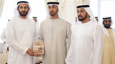 رئيس الدولة يتسلم نسخة من كتاب يتناول موارد المياه التاريخية في منطقة الظفرة لمؤلف إماراتي بالتعاون مع الأرشيف والمكتبة الوطنية