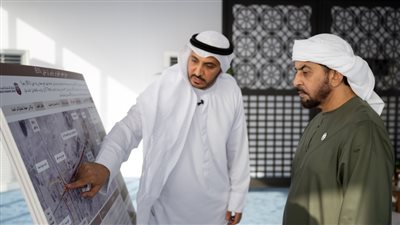 حمدان بن زايد يفتتح طريق غياثي - الرويس ويتفقد شاطئ الشويهات