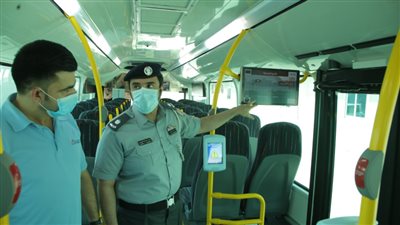 شرطة أبوظبي تعزز التوعية المرورية الرقمية عبر حافلات النقل العام