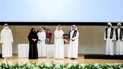 وكيل ديوان ممثل الحاكم في منطقة الظفرة يكرم أوائل الثانوية العامة