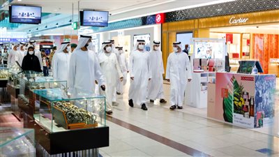 محمد بن راشد يزور مطار دبي الدولي ويتفقد سير العمل والتسهيلات المقدمة للمسافرين