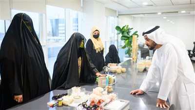 حمدان بن زايد يزور مقر الهلال الاحمر ويطلع على أهداف ومبادرات مشروعي 