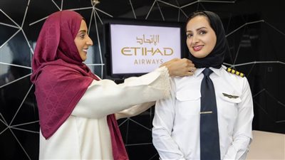 عائشة المنصوري .. أول كابتن طيار لشركة طيران تجارية في الدولة