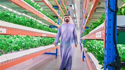 محمد بن راشد يزور أكبر مجمع زراعي رأسي في العالم