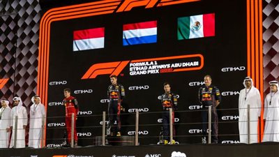 خالد بن محمد بن زايد يتوج ماكس فيرستابن بجائزة الاتحاد للطيران الكبرى للفورمولا 1