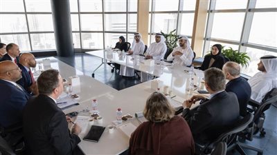 حكومة الإمارات تبحث مع وفد أمريكي رفيع المستوى أهمية توحيد الجهود العالمية لتعزيز الاقتصاد الرقمي