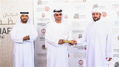 تتويج الفائزين بمزاينة مدينة زايد للإبل في مهرجان الظفرة
