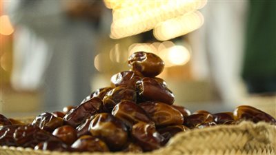 مزاينة التمور وتغليفها ضمن المسابقات التراثية في مهرجان الظفرة