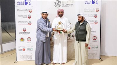 منافسات قوية بمزاينة الصقور في مهرجان الظفرة