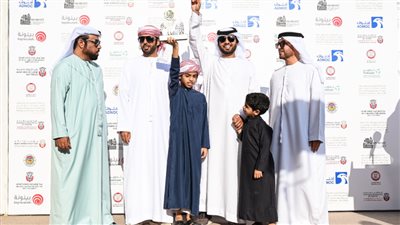تتويج الفائزين في مزاينة الإبل بمهرجان الظفرة