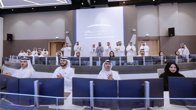 محمد بن راشد يزور غرفة التحكم الرئيسية بمركز الفضاء بالخوانيج