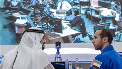 محمد بن راشد يجري اتصالا مع رائد الفضاء سلطان النيادي