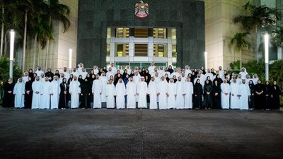 أمام عبدالله بن زايد ... دفعة من الدبلوماسيين الجدد يؤدون اليمين القانونية