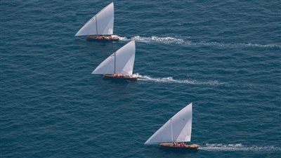 انطلاق سباق مروح للمحامل الشراعية في مهرجان الظفرة البحري 