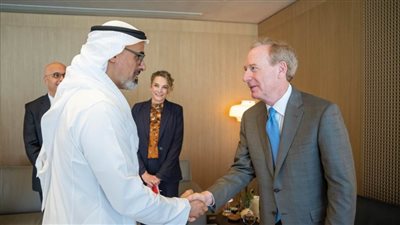 خالد بن محمد بن زايد يلتقي نائب رئيس مجلس الإدارة رئيس شركة مايكروسوفت