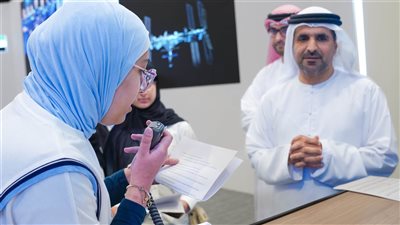 سلطان النيادي يتفاعل مع طلاب المدارس خلال أول اتصال لاسلكي