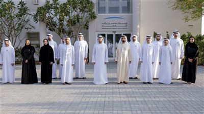 محمد بن راشد يزور مركز محمد بن راشد للفضاء ويهنئ فريق العمل بإنجاز المحاولة الأولى للوصول إلى القمر