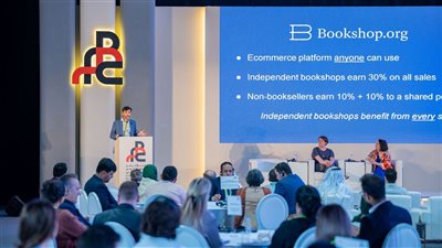 ثلاثة من كبار موزعي الكتب في العالم يؤكدون أهمية تعزيز حضور متاجر الكتب عبر الإنترنت