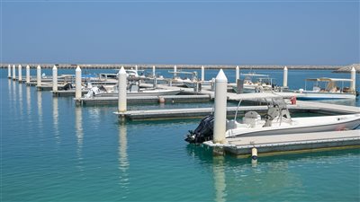 مواقف بحرية وجافة مجانية للمواطنين في منطقة الظفرة