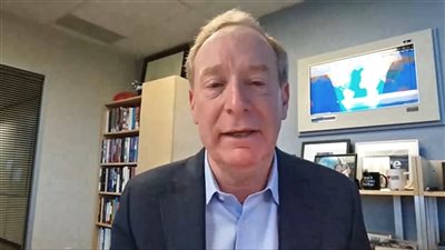 رئيس شركة مايكروسوفت يقدم 