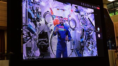 سلطان النيادي يتفاعل مع طلاب موريشيوس ضمن سلسلة 