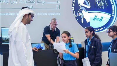 سلطان النيادي يتفاعل مع طلاب المدارس عبر تقنية الاتصال اللاسلكي من محطة الفضاء الدولية