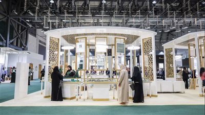 أنامل إماراتية مبدعة تجتذب أنظار زوار معرض جواهر الإمارات