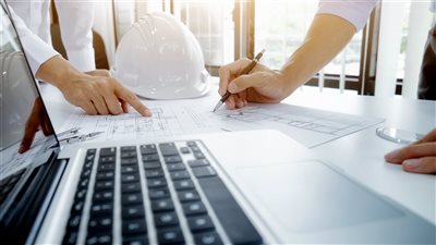 بلدية مدينة أبوظبي تعرف شركات المقاولات والمكاتب الاستشارية الهندسية بمستجدات التصنيف وقيدالمهن