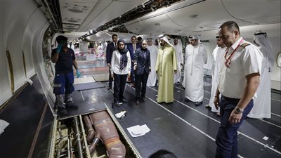 محمد بن راشد يزور مركز طيران الإمارات الهندسي ويطلع على سير العمل فيه