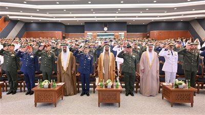 نهيان بن زايد يشهد حفل تخريج الدورة المشتركة الـ 32 لكلية القيادة والأركان المشتركة
