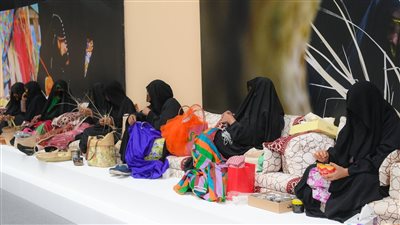لوحات تراثية مميزة بأنامل إماراتية في مهرجان ليوا للرطب
