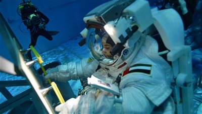 نورا المطروشي ومحمد الملا يخوضان تدريبات السير في الفضاء داخل مختبر الطفو المحايد بـ