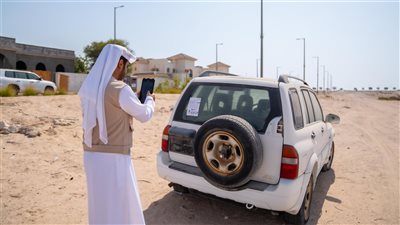 بلدية منطقة الظفرة تنفذ حملة توعية لإزالة السيارات المهملة