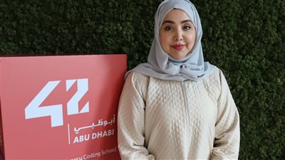 86 طالبة إماراتية في مدرسة 42 أبوظبي للبرمجة