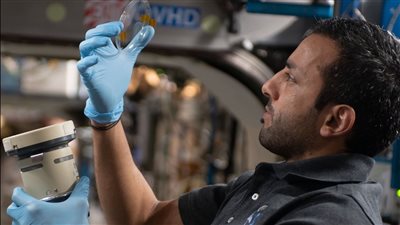 سلطان النيادي يُشارك في تجربة لدراسة مُسببات الأمراض في الفضاء