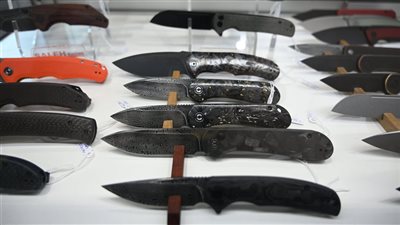 أبوظبي للصيد والفروسية يُطلق أول مزاد للسكاكين