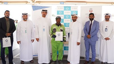 بلدية مدينة أبوظبي تزين جدران وطاولات بازار مصفح بلوحات فنية وتنفذ حملة نظافة عامة