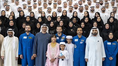  رئيس الدولة ومحمد بن راشد يستقبلان رائد الفضاء سلطان النيادي لدى وصوله أرض الوطن
