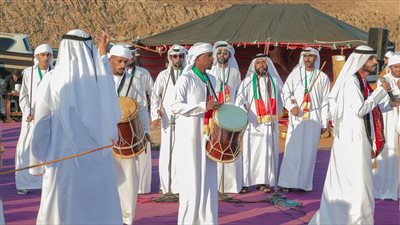 دائرة الثقافة والسياحة في أبوظبي تمنح شهادة الأداء للفرق الشعبية في الإمارة
