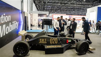 طلاب جامعة أبوظبي يستعرضون سيارة فورمولا 1 الكهربائية الحائزة على عدة جوائز في معرض أوتوميكانيكا دبي 2023