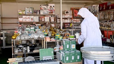 منتجات تراثية متنوعة يقدمها السوق الشعبي المصاحب لمزاينة سويحان