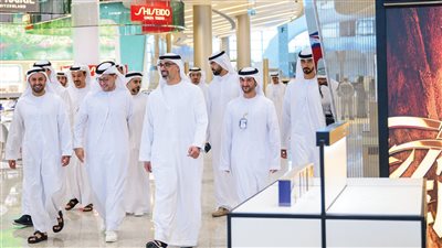 خالد بن محمد بن زايد يزور مبنى المطار الجديد 